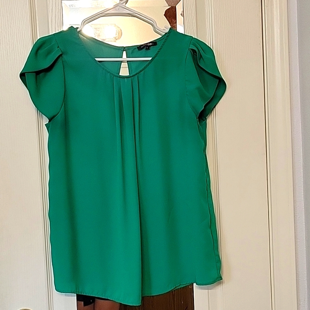 Papermoon green scoopneck blouse with button closure size Large but it runs MED